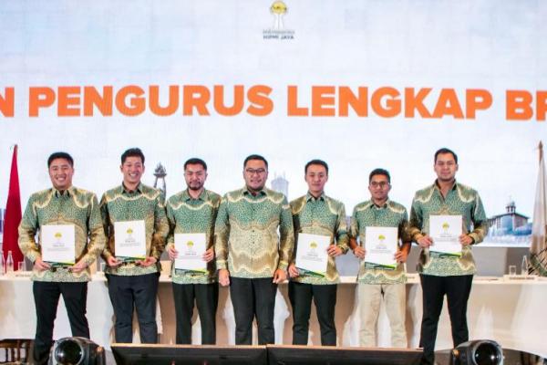 Pemimpin yang baik tak hanya berada di depan barisan, tapi memastikan semua yang ikut berjalan merasa tumbuh dan sejahtera.