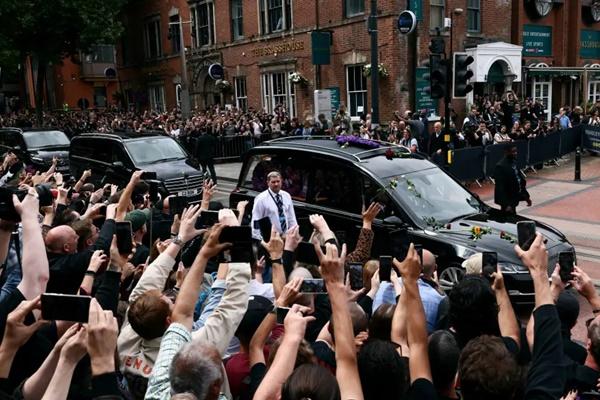 Ribuan Penggemar dari Seluruh Dunia Hadiri Prosesi Pemakaman Vokalis Black Sabbath Ozzy Osbourne 