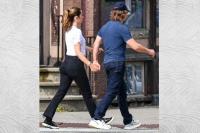 Tom Cruise Senang Liburan di Desa Bareng Ana de Armas