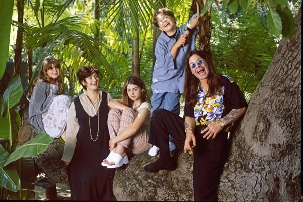 Dihadiri Rocker Legendaris, Vokalis Black Sabbath Ozzy Osbourne Dimakamkan di Tepi Danau yang Indah
