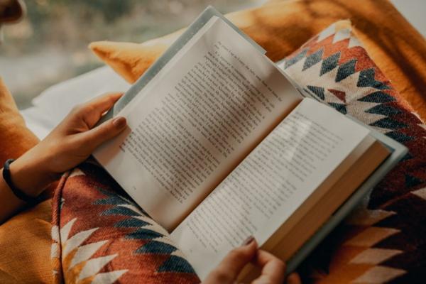 15 Novel Karya Anak Bangsa yang Pas Dibaca di Akhir Pekan