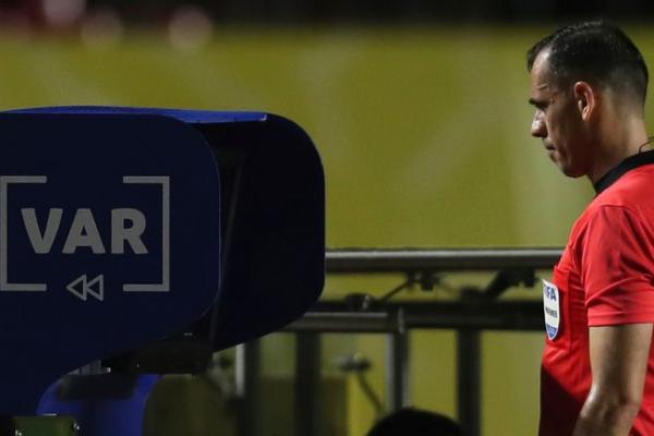 La Liga akan menerapkan sistem VAR dengan model baru yang terinspirasi dari konsep `coach challenge` di NBA