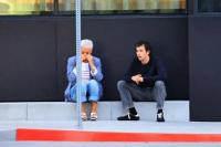 Sempat Sindir Taylor Swift, Ibu Matty Healy Menangis di Bahu Putranya