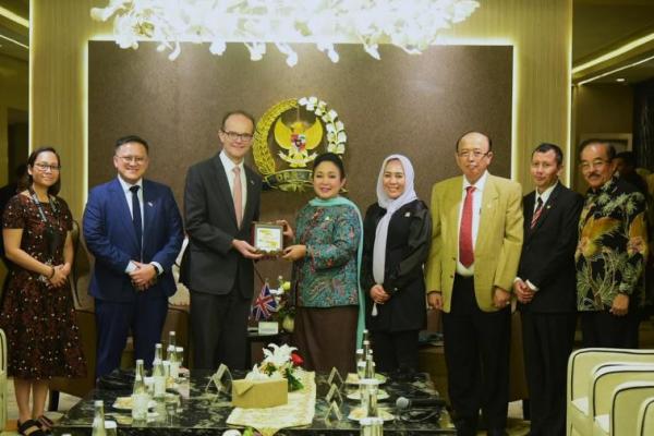 Ketua Komisi IV DPR RI Siti Hediati Hariyadi menerima kunjungan Duta Besar Inggris untuk Indonesia (H.E) Dominic Jermey guna membahas berbagai peluang kerja sama antara Indonesia dan Inggris, khususnya dalam bidang lingkungan dan ketahanan pangan.