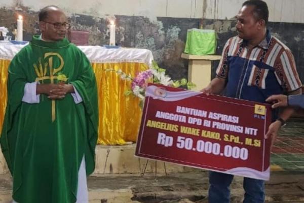 Senator Angelo Serahkan Bantuan Aspirasi pada Masyarakat Ende