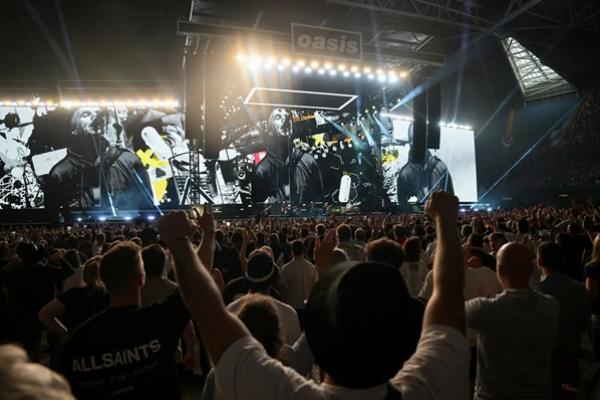 Kembali Manggung setelah 15 Tahun, Oasis Berduka Seorang Penggemar Tewas di Konsernya