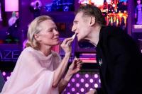 Nonton The Naked Gun di Bioskop, Begini Gaya Mesra Pamela Anderson dan Liam Neeson