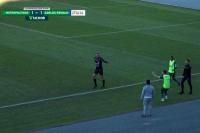 Kocak, Pemain Ini Dikartu Merah gegara Pipis di Botol