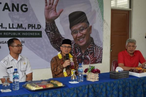 Wakil Menteri Pendidikan Dasar dan Menengah (Wamendikdasmen), Atip Latipulhayat, melakukan audiensi dan peninjauan ke Sekolah Menengah Atas Negeri (SMAN) 1 Gunung Putri, Kabupaten Bogor, Rabu (13/8).⁣⁣⁣