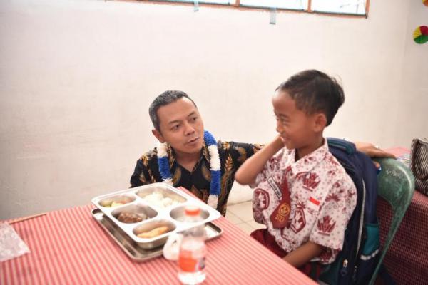 Pemerintah kian gencar memastikan penyediaan kualitas layanan pangan bergizi bagi siswa, sekaligus mendorong pembiasaan perilaku sehat dan pembentukan karakter positif.