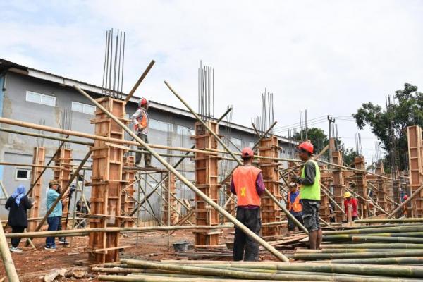 SMP Ibnu Syina, Cileungsi, Kabupaten Bogor, menjadi salah satu penerima manfaat program Revitalisasi Sekolah, yang kni terus dilaksanakan di berbagai daerah.