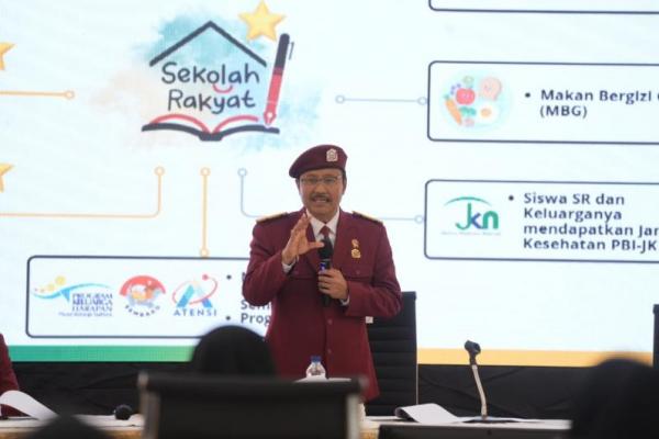 Mensos Kenalkan Seragam Sekolah Rakyat, Pakai Almamater dan Baret Merah