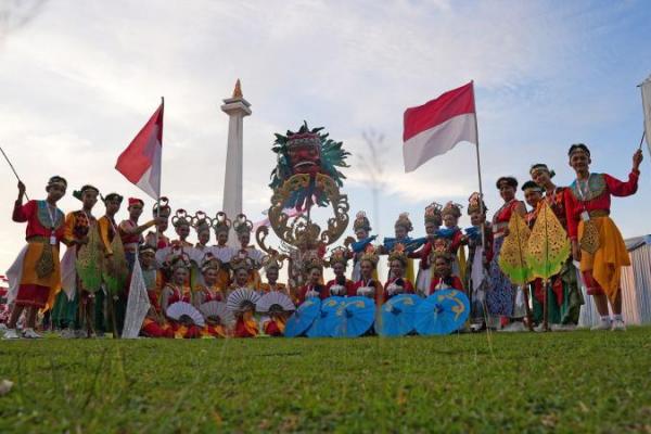 Tarian Siswa SMKN 10 Bandung Hebohkan Karnaval HUT ke-80 RI di Monas