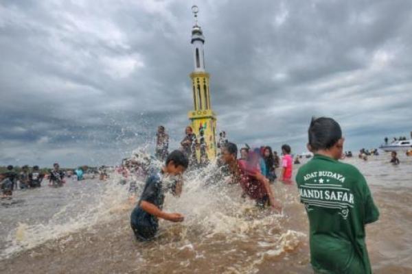 Mengenal Mandi Safar, Tradisi Penolak Bala di Penghujung Bulan Safar