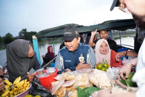 Wamentrans Puji Ketangguhan Perempuan UMKM di Pasar Terapung Lok Baintan
