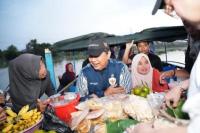 Wamentrans Puji Ketangguhan Perempuan UMKM di Pasar Terapung Lok Baintan