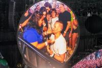 Kiss Camera Coldplay Berlanjut, Penggemar Lamar Kekasih di Depan Chris Martin