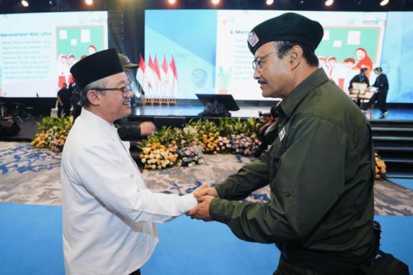 Menteri Mu`ti mengatakan, materi pelajaran dalam Sekolah Rakyat disusun mengikuti pendidikan formal, tetapi dikemas dalam bentuk modul. Dengan begitu, murid memiliki keleluasaan untuk menyelesaikan modul secara berbeda-beda sesuai dengan kapasitas mereka.