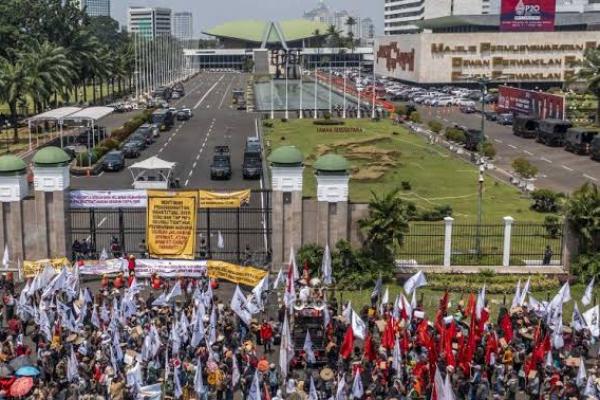 Ada Demo di Depan Gedung DPR, Lalin ke Arah Grogol Ditutup