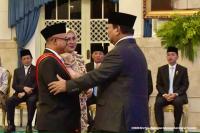 Mendikdasmen Terima Bintang Mahaputera Utama dari Presiden Prabowo