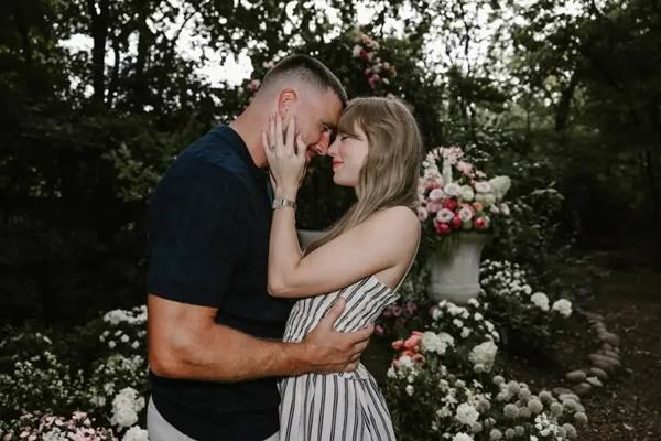 Dua Tahun Pacaran, Travis Kelce Lamar Taylor Swift untuk Jadi Istrinya   