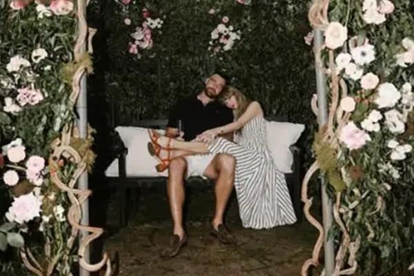 Swiftie Ungkap Album Lover Jadi Referensi `Taman Ajaib`Travis Kelce Melamar Taylor Swift