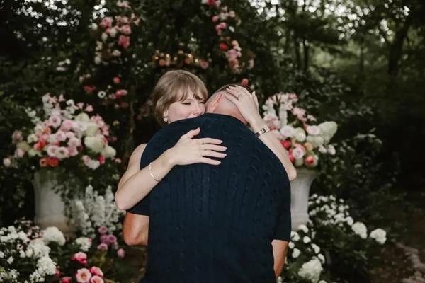 Fantastis, Segini Harga Cincin Berlian yang Dibeli Travis Kelce untuk Tunangannya Taylor Swift