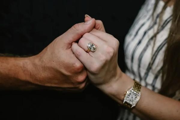 Umumkan Pertunangan Romantis, Kapan Tepatnya Travis Kelce Melamar Taylor Swift?