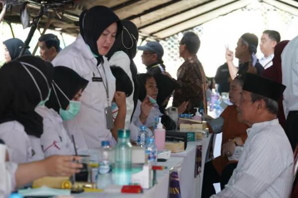 Kemenimipas Gelar Pengobatan Gratis dan Bansos Warga Cipinang Besar Utara