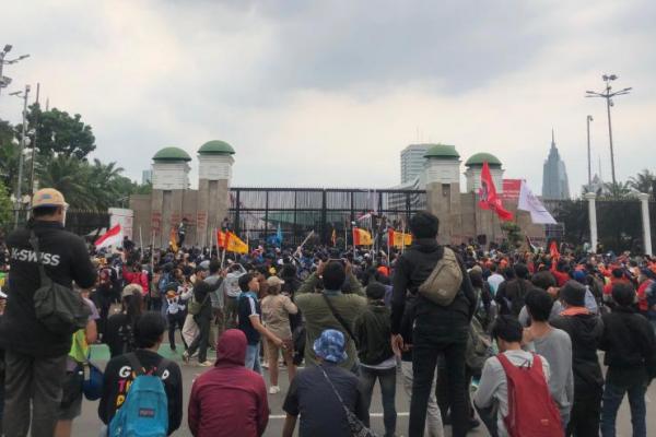 Gedung DPR Dilempari Petasan oleh Massa Mahasiswa