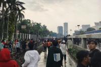 Massa Ricuh, Aksi Saling Lempar Batu hingga GBK Ikut Jadi Sasaran