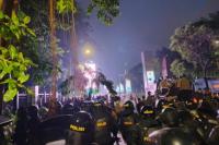 Saling Serang Demonstran vs Polisi Berlanjut hingga Malam Hari