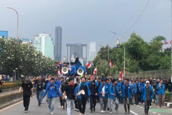 Massa Buruh Bubar, Giliran Mahasiswa Padati Gedung DPR
