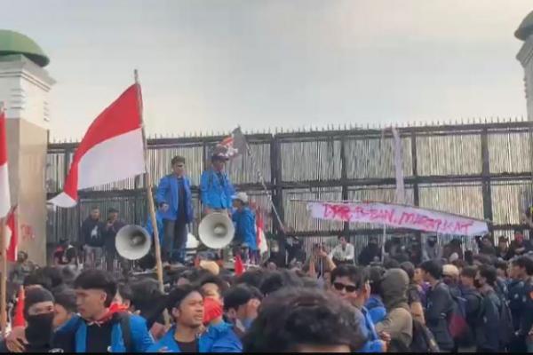 Bendera One Piece Berkibar di depan DPR, Mahasiswa Teriakkan Revolusi