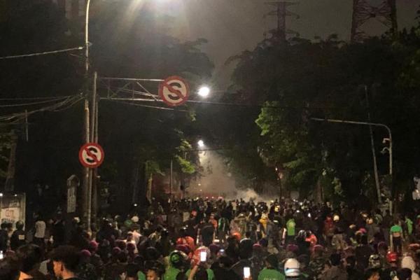 Jakarta Diguyur Hujan Lebat, Massa Aksi Bertahan di Lokasi