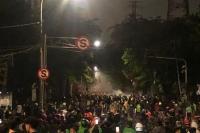 Jakarta Diguyur Hujan Lebat, Massa Aksi Bertahan di Lokasi