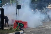 Massa Aksi Pingsan usai Ditembak Gas Air Mata Polisi