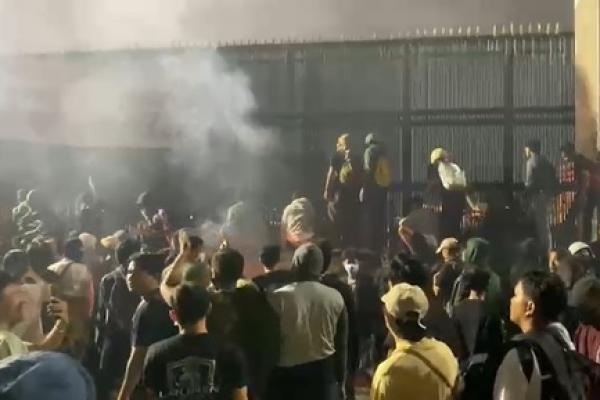 Demonstran Coba Jebol Gerbang DPR Pakai Mesin Gerinda