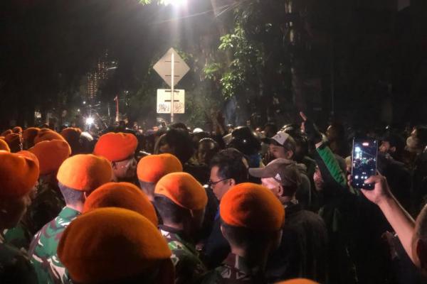 Dikepung Brimob, Massa Aksi di Kwitang Terpecah