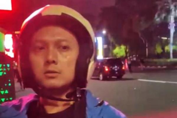 Jurnalis Jurnas.com mengalami intimidasi dari aparat kepolisian saat melaksanakan tugas peliputan demonstrasi di depan Gedung DPR, Jakarta, pada Kamis (28/8) kemarin.