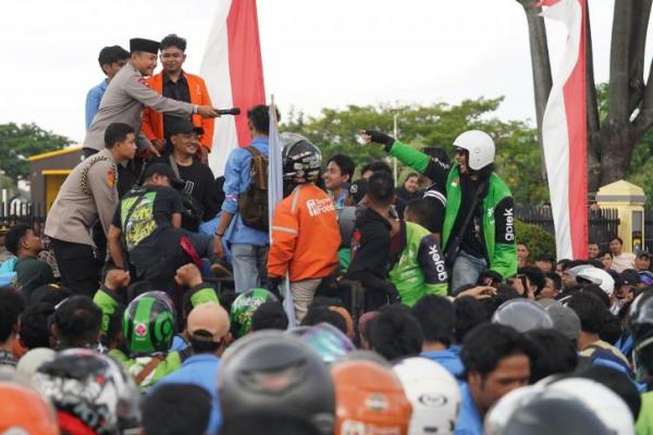 Kapolda Riau Temui Massa Aksi di Depan Mapolda