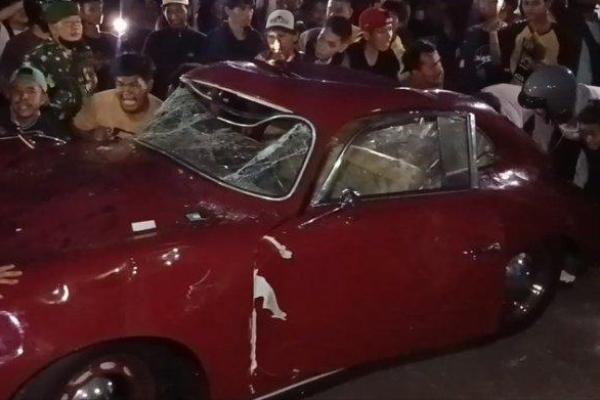 Ini spesifikasi mobil replika Porsche 356 berwarna merah yang dirusak oleh massa aksi di rumahnya