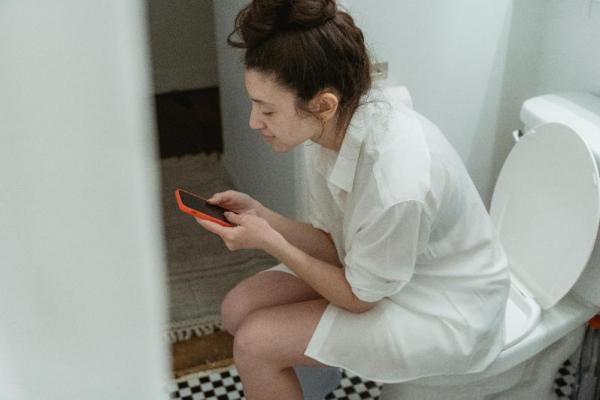 Kebiasaan menggunakan ponsel saat buang air besar mungkin terasa sepele, namun studi terbaru menunjukkan bahwa toilet scrolling bisa berdampak serius bagi kesehatan, khsusunya meningkatkan risiko terkena wasih hingga 46 persen.