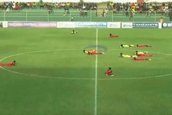 Sebuah pertandingan resmi yang digelar di Stadion Kwaraa, Kota Babati, Tanzani, seketika dihentikan setelah segerombolan lebah terbang di atas lapangan