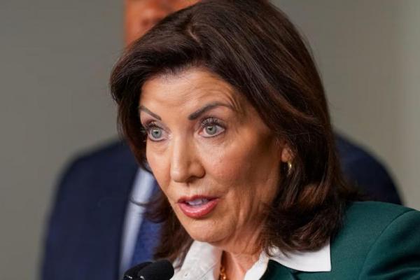 Menentang Pembatasan Trump, Gubernur New York Bolehkan Pemberian Vaksin COVID