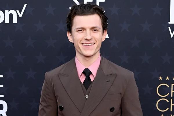 Luncurkan Bero, Tom Holland Merasa Luar Biasa Bebas dari Minuman Alkohol