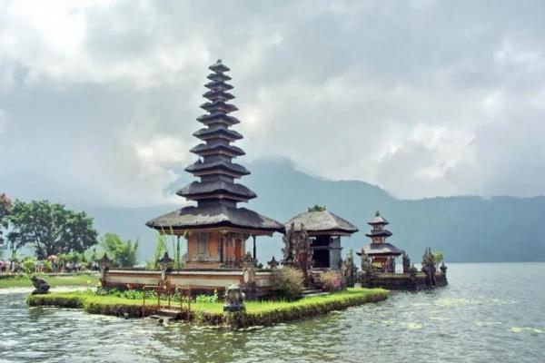 Julukan Pulau Dewata berakar kuat pada keyakinan masyarakat Hindu Bali. Kata “Dewata” berasal dari bahasa Sanskerta yang berarti “para dewa”.