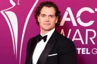 Henry Cavill Sebut Bermain Pedang di The Witcher tak Ada Apa-apanya Ketimbang Highlander