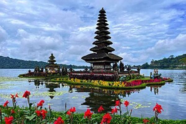 Nama bagi masyarakat Bali bukan sekadar panggilan, melainkan cerminan tradisi, urutan kelahiran, bahkan status sosial