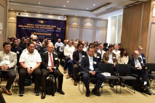 JARUS merupakan forum internasional yang beranggotakan otoritas penerbangan sipil dari berbagai negara, organisasi penerbangan regional, serta para pakar.